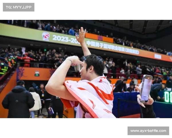 丁彦雨航近期新疆打野球视频曝光,亲和力十足与草根球迷互动 丁彦雨航近期新疆打野球视频曝光,亲和力十足与草根球迷互动